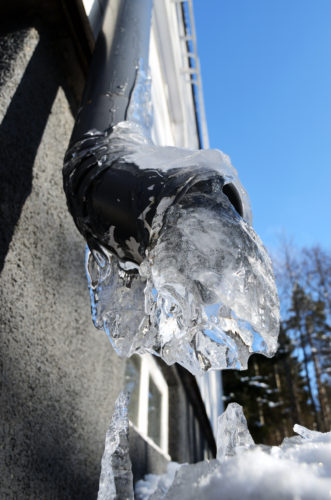 frozen pipe that bursts